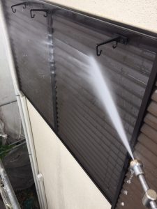 窓洗浄後は雨戸を出して洗浄します。