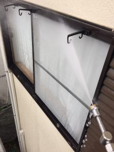 窓や網戸もしっかり洗浄します。